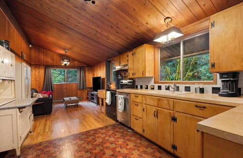 Welches House | Riverview, Fireplace, Hot Tub, BBQ, Dogs OK
