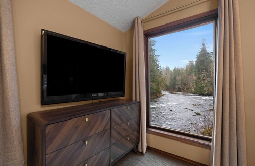Welches House | Riverview, Fireplace, Hot Tub, BBQ, Dogs OK