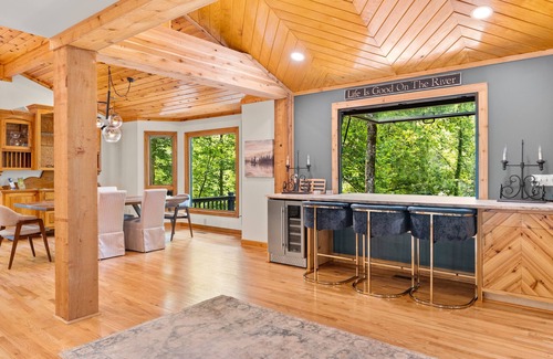 Dawsonville Cabin | Riverview Retreat - Hot Tub/Pool Table/River Front /Fire Pit!