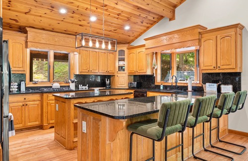 Dawsonville Cabin | Riverview Retreat - Hot Tub/Pool Table/River Front /Fire Pit!