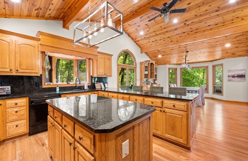 Dawsonville Cabin | Riverview Retreat - Hot Tub/Pool Table/River Front /Fire Pit!