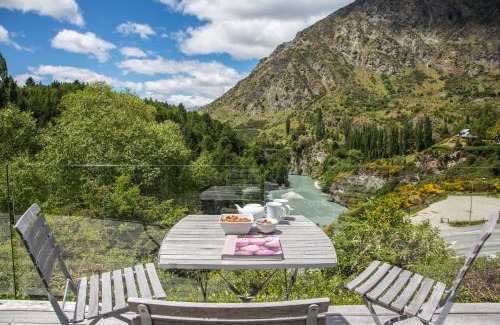 Arthur's Point House | Riverview Retreat Holiday Home by MajorDomo