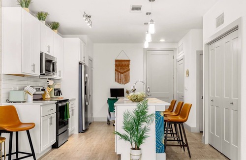 Downtown San Antonio Apartment | Riverwalk Luxe Apartment, Stunning pool, King Bed