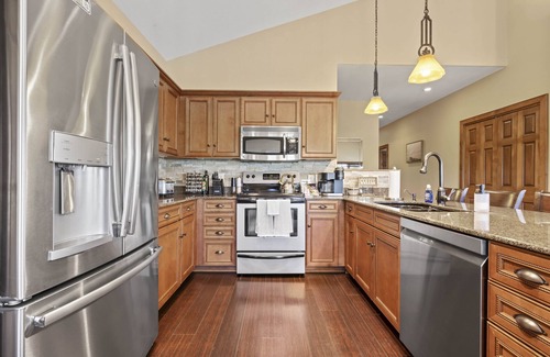 Ellis Historical District Condo | Riverwalk Retreat - Riverfront 3BR Condo w/Jacuzzi & Lake Michigan Views