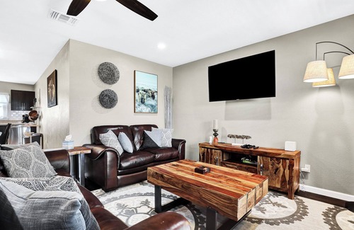 Mahncke Park Apartment | Riverwalk, The Alamo, The Pearl and museums all within a 5 minutes drive