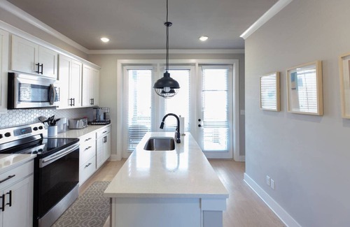 Chattanooga House | Riverwalk Townhome - 2 Full Bath & Free Parking