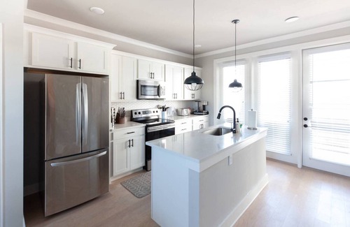 Chattanooga House | Riverwalk Townhome - 2 Full Bath & Free Parking