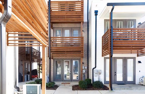 Chattanooga House | Riverwalk Townhome - 2 Full Bath & Free Parking