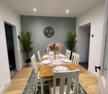 Crawcrook Apartment | Riya Apartments - 5 Bedroom, 7 beds, 2 Bathroom, Fast Wifi, Free Parking, 20PERCENT OFF LONG STAY -See our site or email for Best price