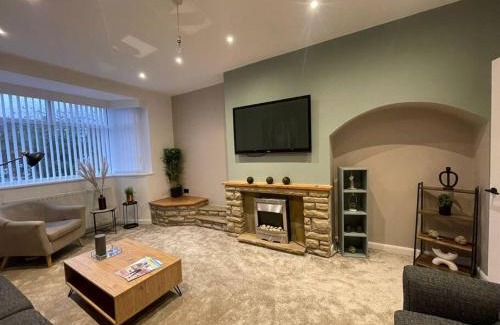 Crawcrook Apartment | Riya Apartments - 5 Bedroom, 7 beds, 2 Bathroom, Fast Wifi, Free Parking, 20PERCENT OFF LONG STAY -See our site or email for Best price