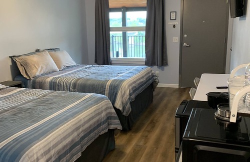 Warsaw Hotel | Rm 3 - Waterfront Double Queen/2nd floorn