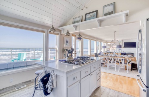 Roads End House | Roads End Oceanfront with Contemporary Styling Features Ocean-View Bedrooms