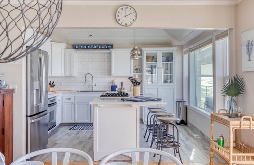 Roads End House | Roads End Oceanfront with Contemporary Styling Features Ocean-View Bedrooms