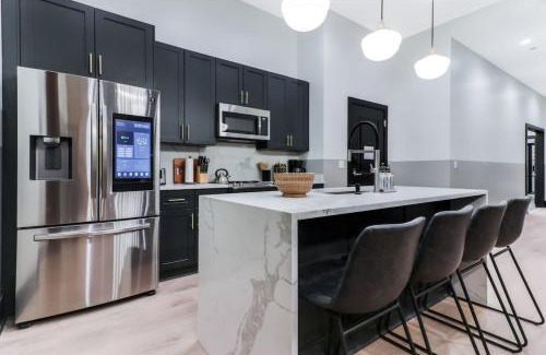 Arts/Warehouse District House | Roami at The Lola Near Bourbon St Bach Suite #31