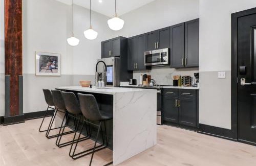 Arts/Warehouse District House | Roami at The Lola Near Bourbon St Bach Suite #31