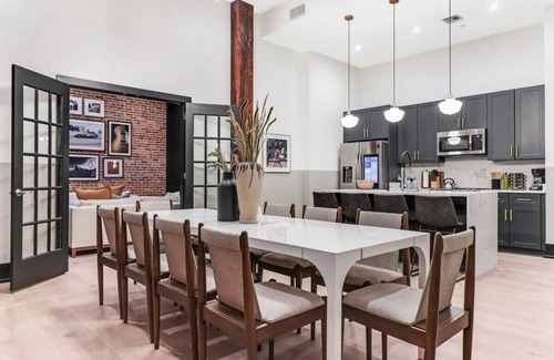 Arts/Warehouse District Apartment | Roami at The Lola Near Bourbon St Bach Suite #31