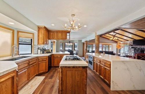 Boulder Bay House | Roaring Lion Lakefront Lodge