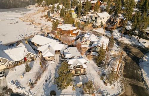 Boulder Bay House | Roaring Lion Lakefront Lodge