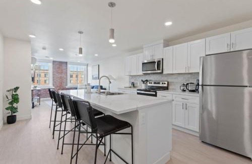 Riverside Apartment | Roav Stays - J and K on Main Luxury Apartment 405