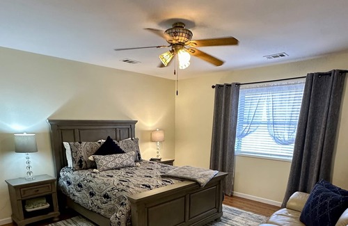 Boswell House | Roberts Carriage House Retreat/Great for 2024 Total Eclipse Viewing