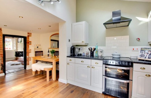 Dereham House | Robin Cottage - Two Bedroom House, Sleeps 4