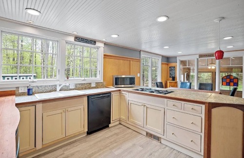 Meredith House | Robin Way: Woods, Pond & Peace ‒ 3BR Private Acreage in Meredith