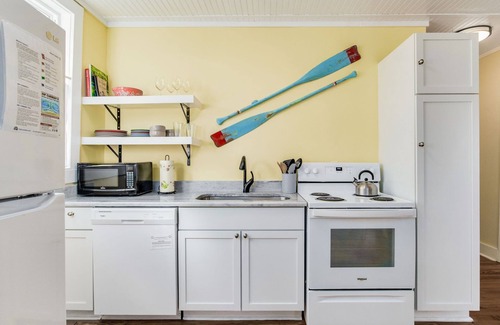 Old East Hill House | Robins Nest - Dog Friendly - Walk to Bay Center