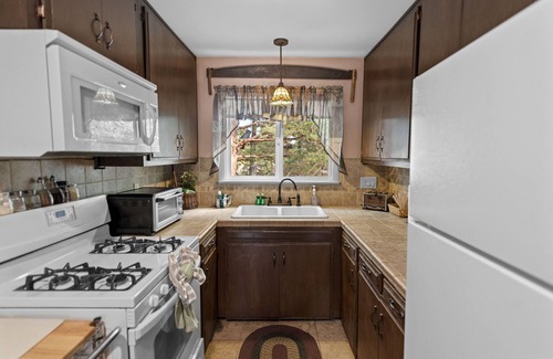 Big Bear Lake Cabin | Robins Nest - Walk to Slopes, Hot Tub, Deck, BBQ