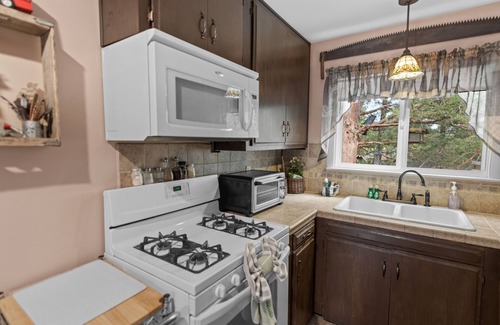 Big Bear Lake Cabin | Robins Nest - Walk to Slopes, Hot Tub, Deck, BBQ