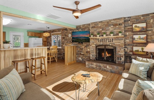 The Village Cabin | Robinson's Roost - Walk to Lake & Village, Arcade Game, Fireplace, Deck, Barbecue