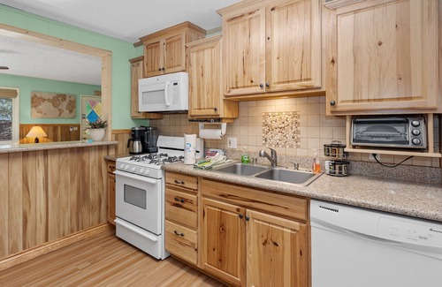 The Village Cabin | Robinson's Roost - Walk to Lake & Village, Arcade Game, Fireplace, Deck, Barbecue
