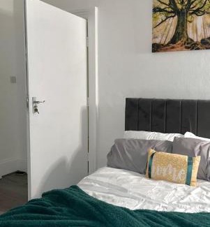Rochdale House | Rochdale Hideaway - Huge 5 Bedroom House