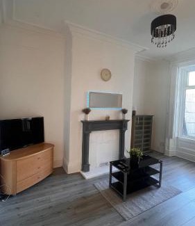 Rochdale House | Rochdale Hideaway - Huge 5 Bedroom House
