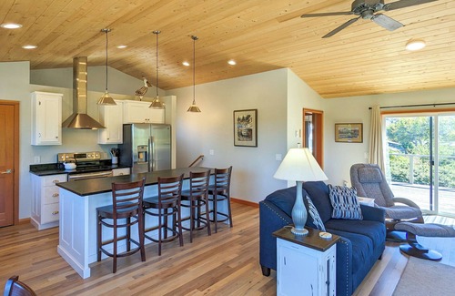 Bandon House | Rock Garden: 30-day rental with ocean view, up from Old Town Bandon waterfront