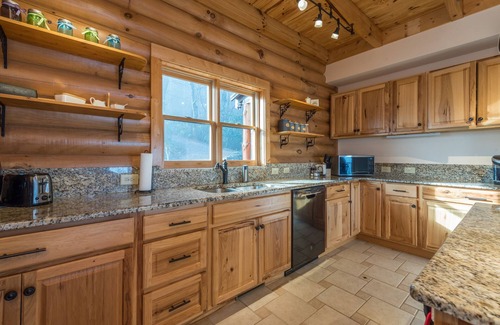 Fairview Cabin | Rock Garden Roost | Stunning Mountain Views, Hot Tub, Game Room & Fire Pit!