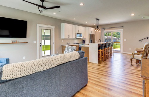 Rock Hall House | Rock Hall Retreat w/Balcony Near Park & Marina!
