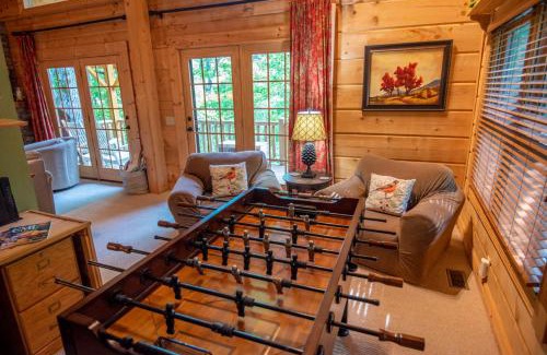 Buck Mountain House | Rock n Rhapsody - Blue Ridge Log Cabin - Minutes to West Jefferson - Fireplace - Foosball