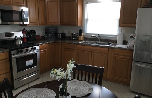 Racine House | Rock 'n Roll! Professionally Cleaned, Self Check In - Sleeps 8