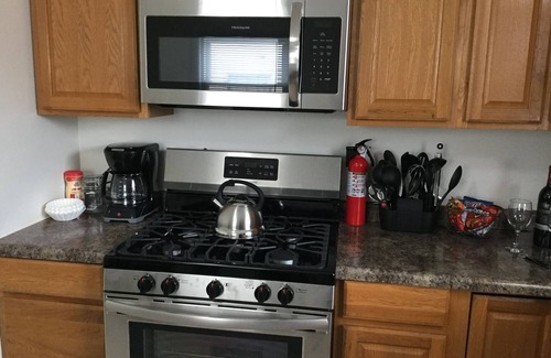 Racine House | Rock 'n Roll! Professionally Cleaned, Self Check In - Sleeps 8