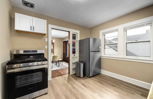 Cleveland Apartment | Rock 'n' Roll Retreat ~ 15 min to Downtown ~ 8 min to Cleveland Clinic
