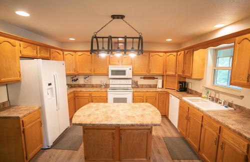 Buffalo City Cabin | Rock Point Cottage - Riley's Outfitter