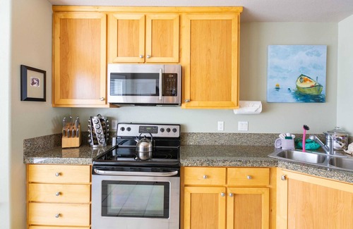 Rockaway Beach House | ROCKAWAY TOWNHOUSE – 100 STEPS TO THE BEACH!