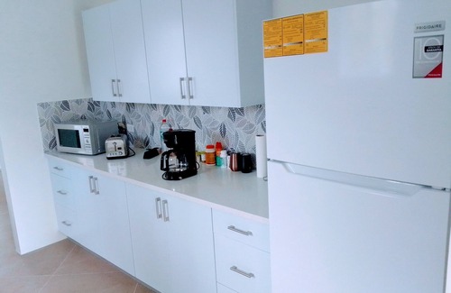 Marine Gardens Cottage | Rockley*Cottage*4mins Walk to Beach! Steps away from it all!