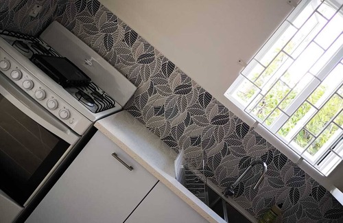 Marine Gardens Cottage | Rockley*Cottage*4mins Walk to Beach! Steps away from it all!
