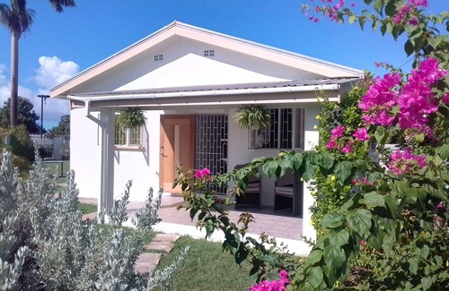 Marine Gardens Cottage | Rockley*Cottage*4mins Walk to Beach! Steps away from it all!