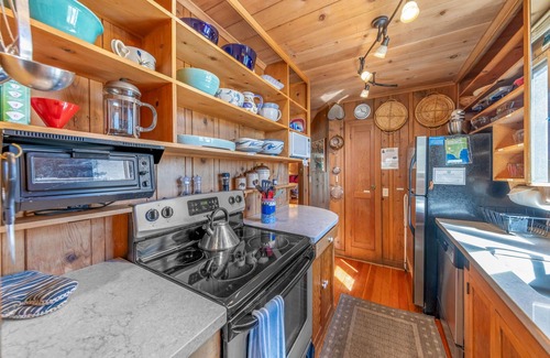 Brockway Cabin | Rockpile Treehouse | Adventurous Living with Lake Views