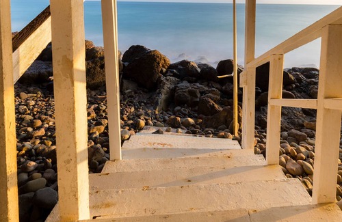 Los Angeles County House | Rockpoint by AvantStay | Beachfront Home w/ Ocean Views & Private Beach Access