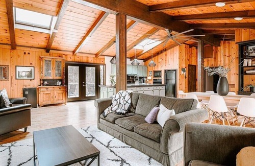 Afton House | Rockwell Ridge Inn: Walk to Veritas!