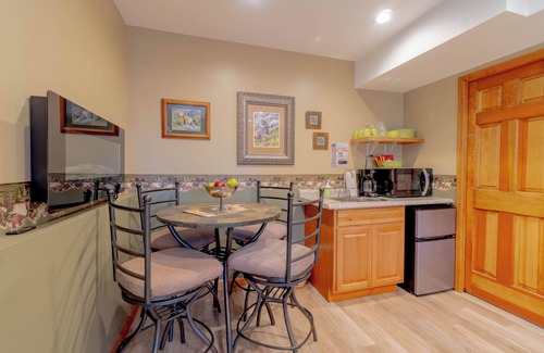 Estes Park Cabin | Rocky Creek Lodge, Sleeps 30, Gatherings Welcomen