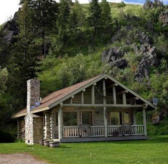 Darby House | Rocky Mountains Nature Escape: Amazing Log Cabin with a Hot Tub in Darby, MT